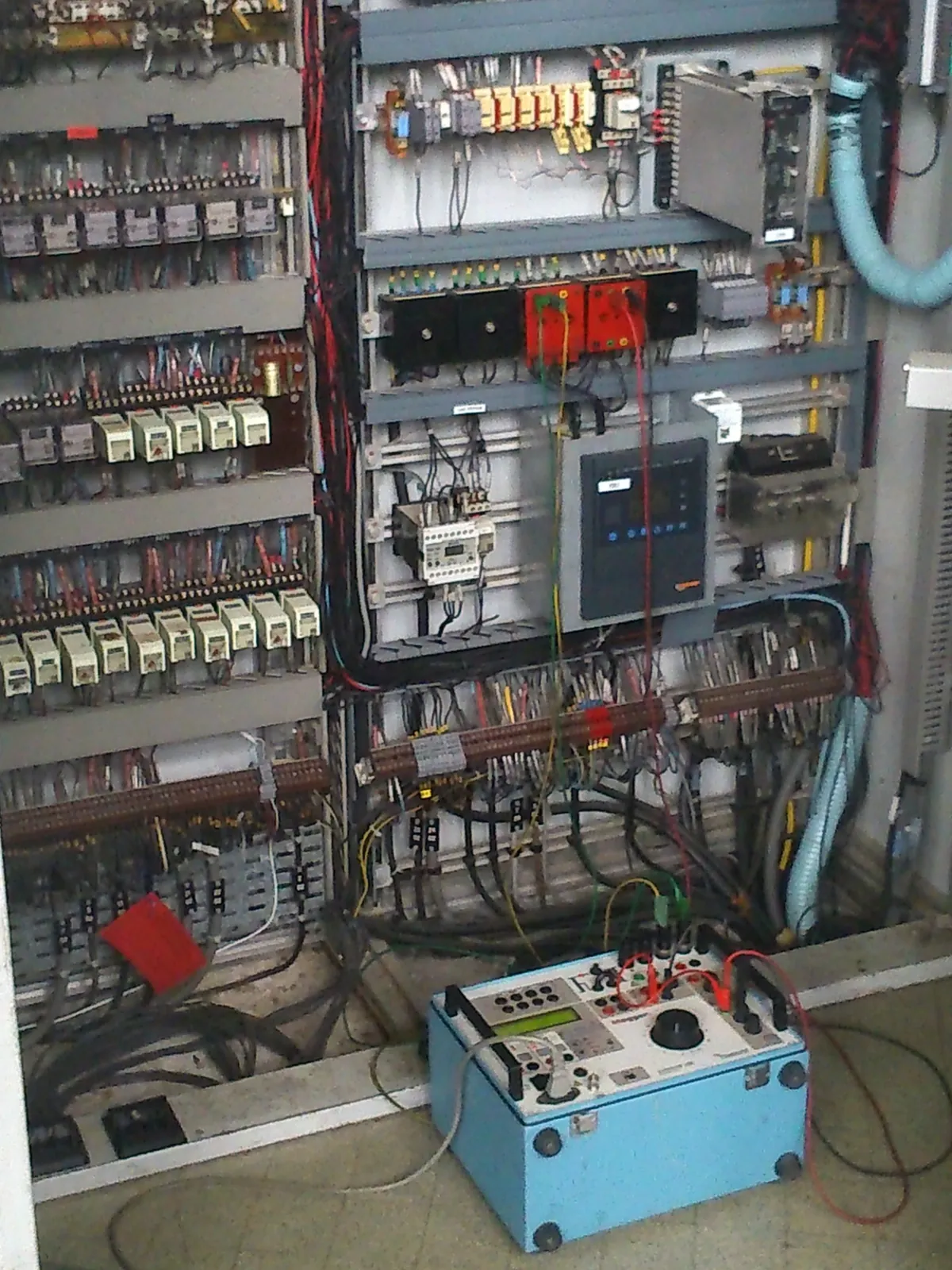 Control and automation cabinet in a hydroelectric plant