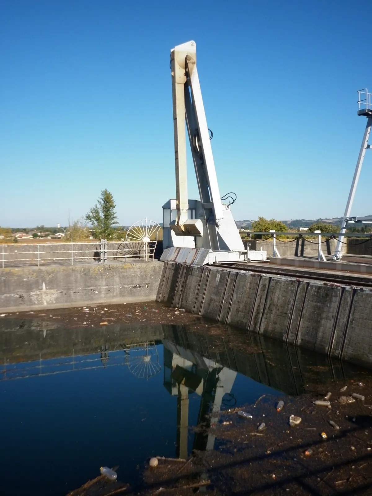 Hydromechanical screen at a hydroelectric plant in Palaminy